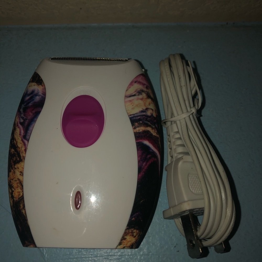 Kenzie electric shaver with charger